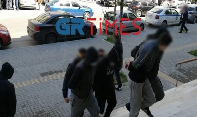 Θεσσαλονίκη: Κακουργηματική δίωξη στους τρεις συλληφθέντες για το οπαδικό επεισόδιο στη Σταυρούπολη
