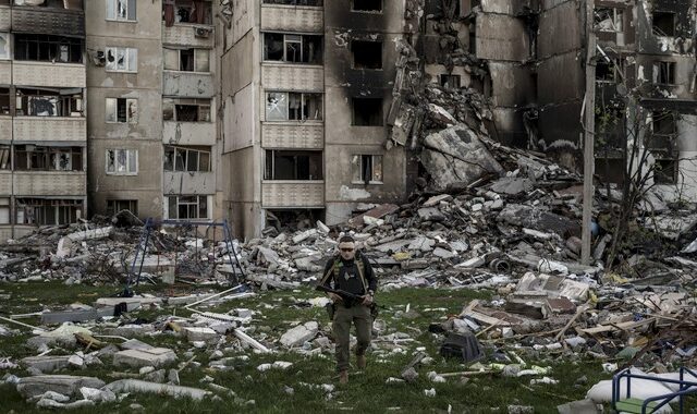 Πόλεμος στην Ουκρανία: Η Ρωσία σφυροκοπά το Χάρκοβο – Νεκροί και τραυματίες
