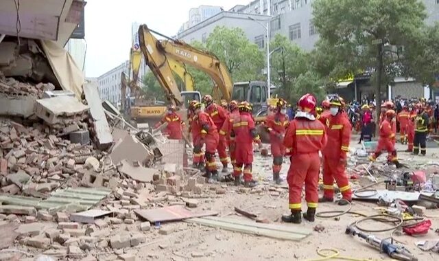 Κίνα: Κατέρρευσε οκταώροφη πολυκατοικία – Δεκάδες αγνοούμενοι, φόβοι για πολλούς νεκρούς
