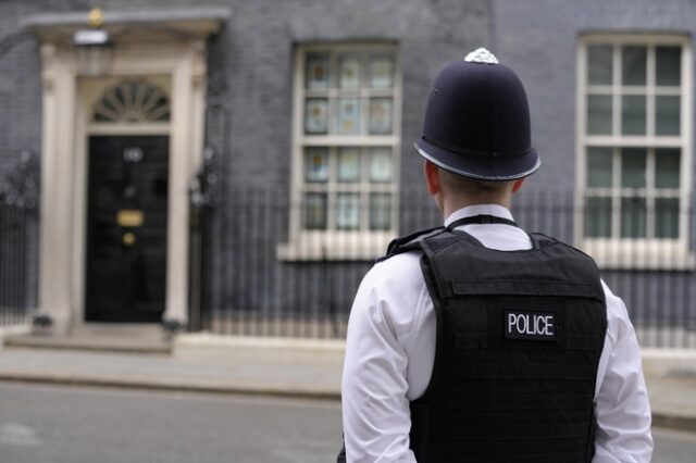 Βρετανία: Συνελήφθη άνδρας που απειλούσε με μαχαίρι αστυνομικούς στο Γουάιτχολ