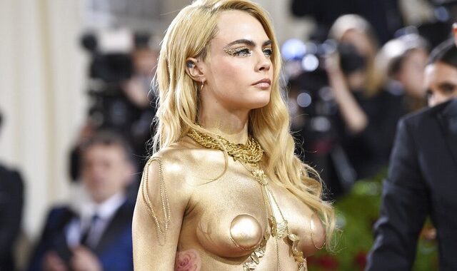 Η Cara Delevingne πέταξε το σακάκι της και έμεινε topless στο Met Gala