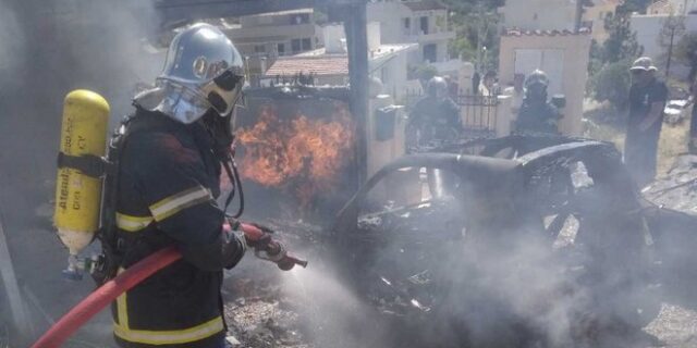 Ρόδος: Κάηκαν αυτοκίνητα και μηχανές σε γκαράζ στις Καλυθιές