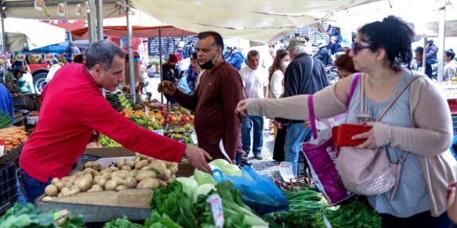 Με το σταγονόμετρο τα ψώνια για τους Έλληνες – Το καρπούζι με τη φέτα και οι δυο, τρεις ντομάτες