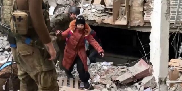 Ουκρανία: Βίντεο από την διάσωση αμάχων στο Αζοφστάλ – “Δεν είδαμε τον ήλιο τόσο καιρό”