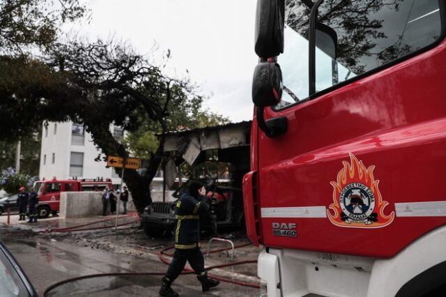 Παλαιό Φάληρο: Εμπρηστική επίθεση σε έκθεση μεταχειρισμένων αυτοκινήτων – Κάηκαν ολοσχερώς 5 Ι.Χ.