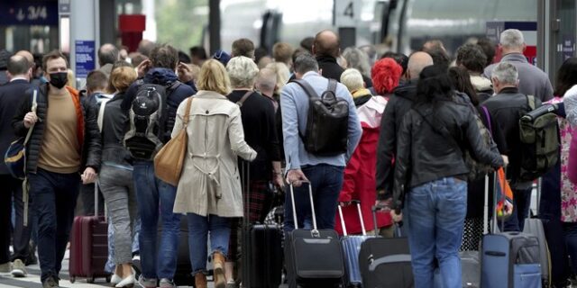 Γερμανία: Το 9ευρω εισιτήριο προκάλεσε χάος στον σιδηρόδρομο – Γεμάτα τρένα και μεγάλες καθυστερήσεις