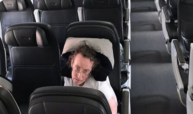 Μεγάλη Βρετανία: Εγκατέλειψαν επιβάτη με αναπηρία στο αεροπλάνο για περισσότερη από μιάμιση ώρα