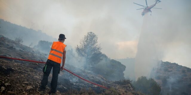 Φωτιά στη Βούλα: Καλύτερη η εικόνα – Ξεκινούν οι ρίψεις από εναέρια μέσα