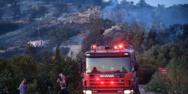 Φωτιά στη Βούλα: Στο μέτωπο της Βάρης επικεντρώνονται οι προσπάθειες κατάσβεσης