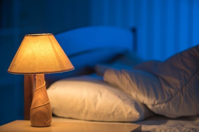 Ύπνος με αναμμένο φως – Τι μπορεί να μας προκαλέσει