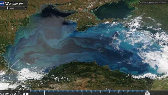 Μαύρη Θάλασσα: Το φυτοπλαγκτόν που άλλαξε το χρώμα της θάλασσας στα στενά του Βοσπόρου