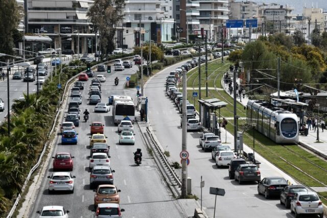 Κίνηση στην Παραλική – Αυτοκίνητο έπιασε φωτιά στην Ποσειδώνος