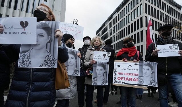 Πολωνία: Η Βουλή απέρριψε τη χαλάρωση του νόμου που απαγορεύει τις αμβλώσεις