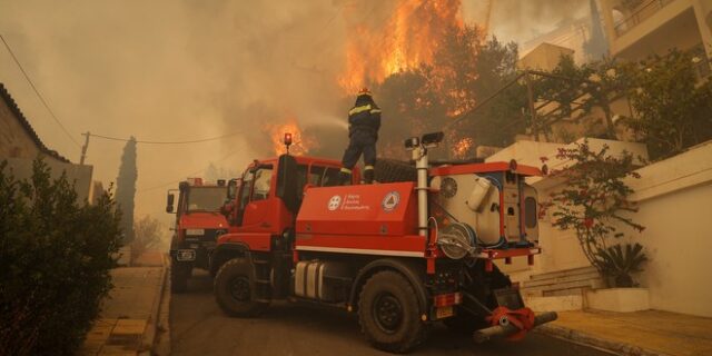 Φωτιά στη Βούλα: Στο νοσοκομείο τρεις πυροσβέστες