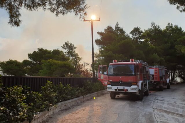 Υπό μερικό έλεγχο η φωτιά στη Λευκάδα