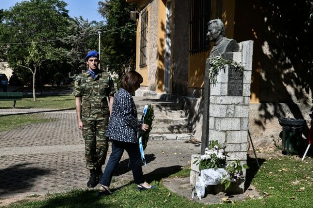 Σακελλαροπούλου: Κατέθεσε στεφάνι στην προτομή του Σπύρου Μουστακλή