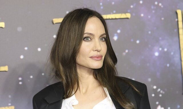 Angelina Jolie: Εμφανίστηκε με σατέν πιτζάμες στο αεροδρόμιο