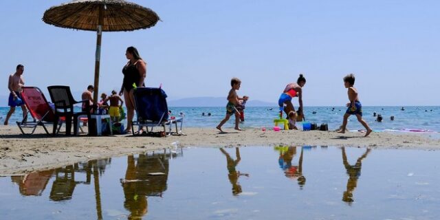 Δεν βγαίνει ο “λογαριασμός” των διακοπών για τους μισούς Έλληνες