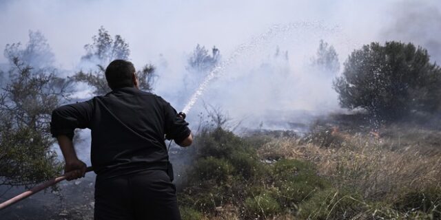 Φωτιά στον Κουβαρά – Ισχυρές δυνάμεις της Πυροσβεστικής