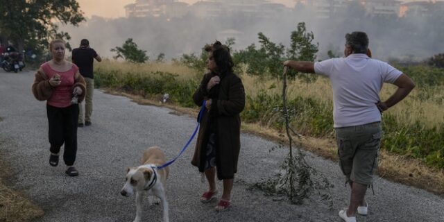 Φωτιά στην Πεντέλη: Χρήση μάσκας, συνεχής ενυδάτωση, μετακινήσεις – Οι έξι οδηγίες των πνευμονολόγων