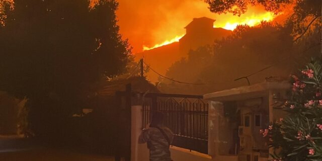 Φωτιά στην Πεντέλη: Καρέ καρέ η μεγάλη αναζωπύρωση – Στον οικισμό Καλλιθέα οι φλόγες