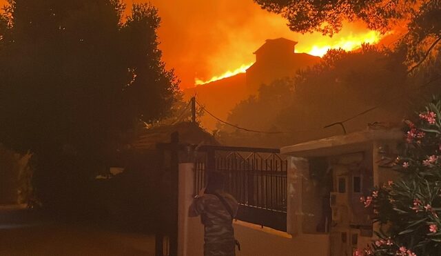 Φωτιά στην Πεντέλη: Καρέ καρέ η μεγάλη αναζωπύρωση – Στον οικισμό Καλλιθέα οι φλόγες