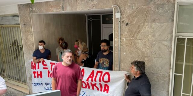 Πλειστηριασμοί: Αστυνομικοί έξω από το σπίτι της Ιωάννας Κολοβού – Έφεραν και κλειδαρά