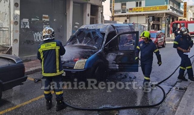 Λαμία: Φορτηγάκι τυλίχθηκε στις φλόγες στο κέντρο της πόλης