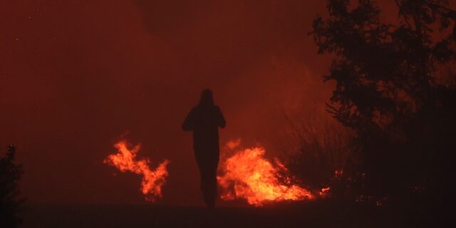 Φωτιά στη Πεντέλη: Εικόνες αποκάλυψης – Πολίτες μετέδωσαν την ολονύκτια μάχη