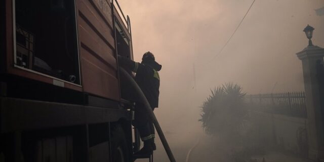 Πρέβεζα: Φωτιά στο χωριό Βρυσούλα – Κάτοικοι εγκατέλειψαν τα σπίτια τους