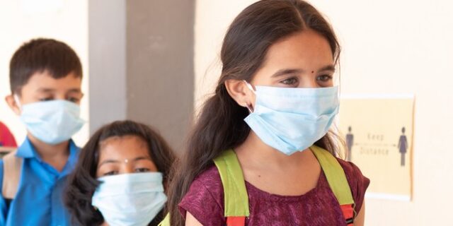 Σάλος στην Ινδία: Εμβολίασαν 30 μαθητές με την ίδια σύριγγα