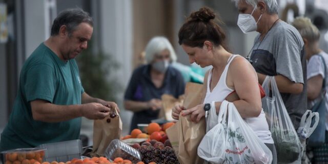 Ακρίβεια: Τι κόβουν οι Έλληνες για να τα βγάλουν πέρα;