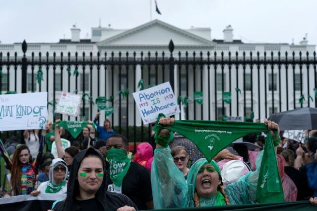 ΗΠΑ: Διαδήλωση έξω από τον Λευκό Οίκο για το δικαίωμα των γυναικών στην άμβλωση – “Μπάιντεν, ξύπνα”