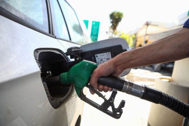 Βενζίνη και πάλι πάνω από 2 ευρώ στα αστικά κέντρα – Η “εξήγηση” του αντιπροέδρου Συνδέσμου Πρατηριούχων