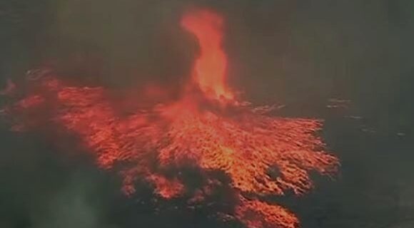 Firenado: Ανεμοστρόβιλος μέσα σε φωτιά στην Καλιφόρνια – Εντυπωσιακό βίντεο