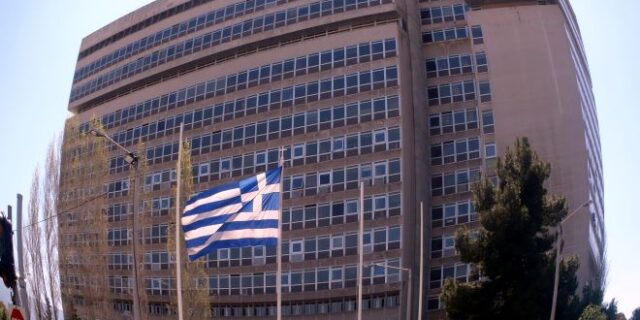 Παρακολουθήσεις: ΣΥΡΙΖΑ- ΠΑΣΟΚ “βομβαρδίζουν” με ερωτήματα, η κυβέρνηση δεν απαντά