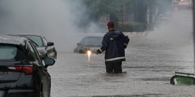 Κακοκαιρία: Εγκλωβίστηκαν οδηγοί στο Κερατσίνι, διακοπές κυκλοφορίας – 112 στις “κόκκινες” περιοχές