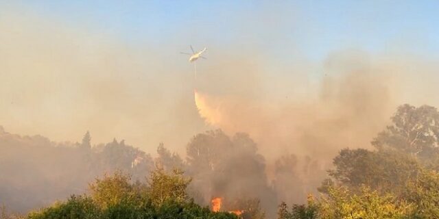 Προληπτική εκκένωση οικισμού στην φωτιά στην Κέρκυρα – Διάσπαρτες πλέον εστίες στην Κορινθία