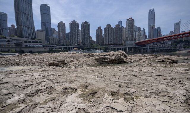Ξηρασία στην Κίνα: Έπεσε η στάθμη και αποκαλύφθηκαν βυθισμένο νησί και αγάλματα 600 ετών