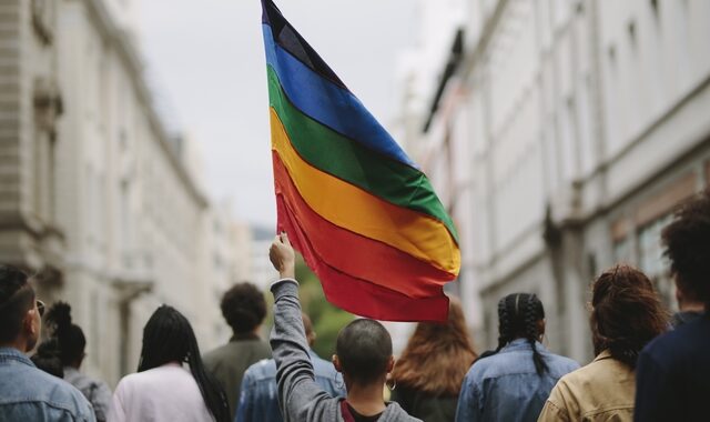 Ρωσία: Απαγορεύει τα βιβλία με περιεχόμενο για την κοινότητα ΛΟΑΤΚΙ
