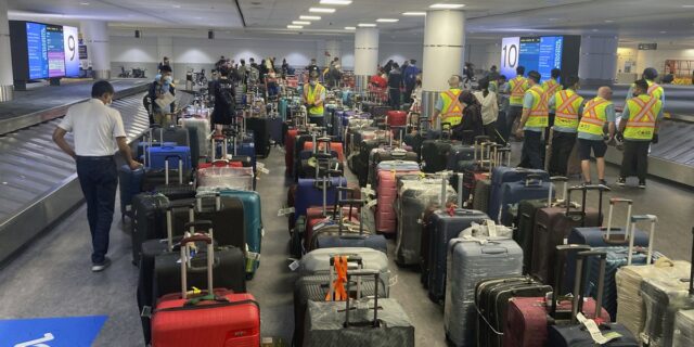 Οι αεροπορικές εταιρίες πωλούν τις χαμένες βαλίτσες