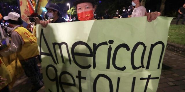 Ταϊβάν: Διεθνείς αναταράξεις από την επίσκεψη της Νάνσι Πελόζι – “Όσοι παίζουν με τη φωτιά, θα χαθούν από αυτή”