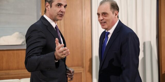 Κανονικές κυβερνήσεις: Μητσοτάκης με Βελόπουλο ή Τσίπρας με Ανδρουλάκη…