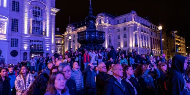 Βασίλισσα Ελισάβετ: Ενός λεπτού σιγή σε όλο το Ηνωμένο Βασίλειο στη μνήμη της