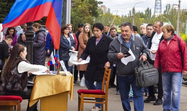 Ουκρανία: Ολοκληρώνονται σήμερα τα δημοψηφίσματα για ένταξη περιοχών στη Ρωσία – Οι επόμενες κινήσεις του Πούτιν