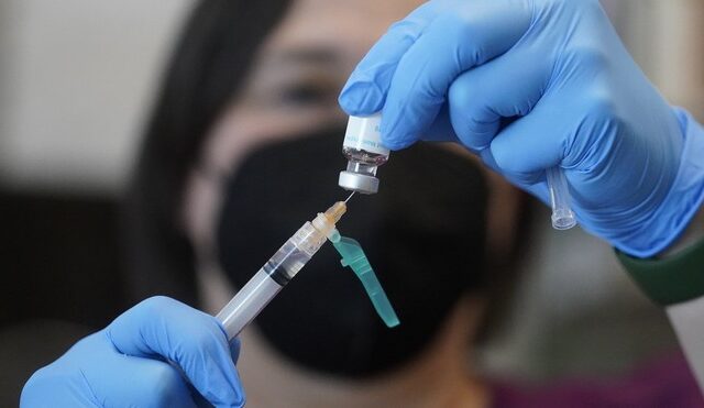 Εμβόλιο κορονοϊού: Σε εγρήγορση οι υγειονομικές αρχές για το Φθινόπωρο