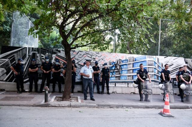 Εξάρχεια: Ένταση μετά το ξήλωμα του αγάλματος της πλατείας – Δύο συλλήψεις