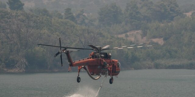 Φωτιά στον Μαραθώνα κοντά σε αγροικίες