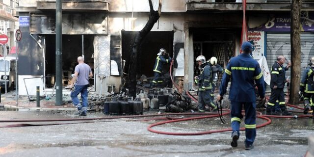 Αχαρνών: Υπό μερικό έλεγχο η φωτιά στο κατάστημα με τις φιάλες προπανίου – Ένας τραυματίας και τρεις απεγκλωβισμοί