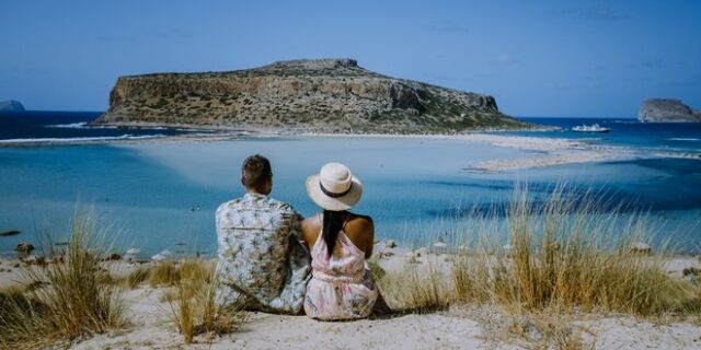 Πάνω από 3,1 εκατομμύρια ξένοι τουρίστες στην Κρήτη μέχρι σήμερα – Πιάνει τα επίπεδα του ’19 παρά την απώλεια 200.000 Ρώσων